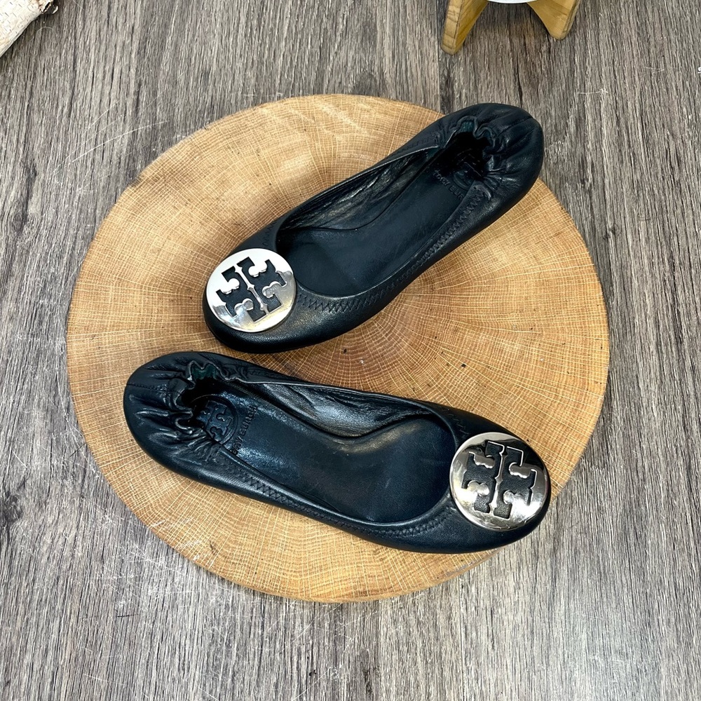 * Tory Burch Reva Leather Ballet Flats with Silver Medallion – Women’s Size 4